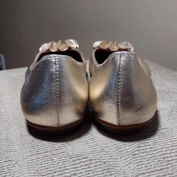 Sofft Gold Metallic Flower Shoe with Low heel Size 7N - Picture 6 of 11